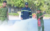 Xem các em nhỏ dập lửa, thoát hiểm trong đám cháy